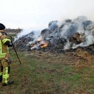 280 brennende Strohballen sorgen für Feuerwehr-Großeinsatz